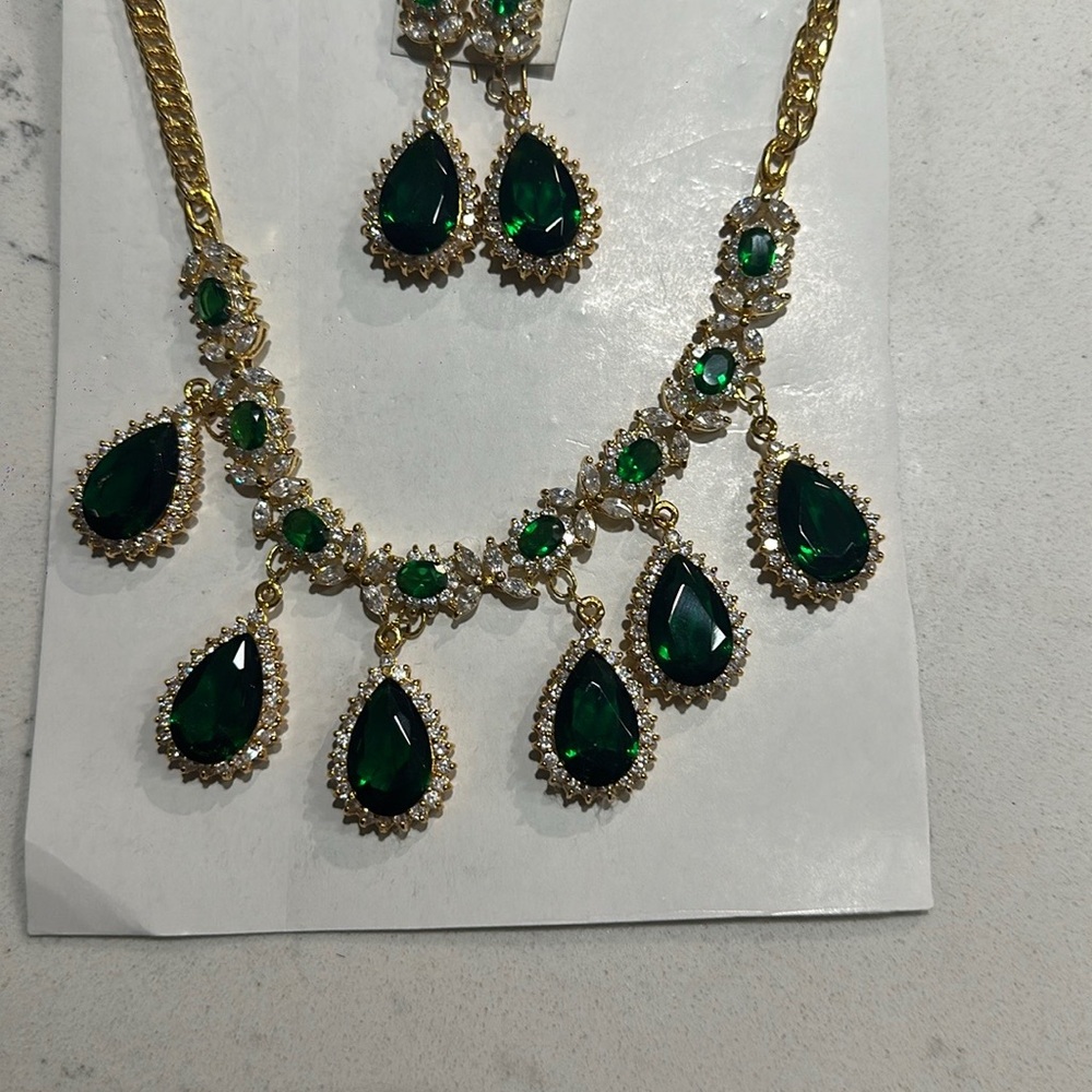 Elegant Gold and Green Jewelry Set